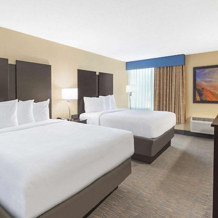 Days Inn & Suites By Wyndham Grand Rapids Near Downtown ไวโอมิง ภายนอก รูปภาพ