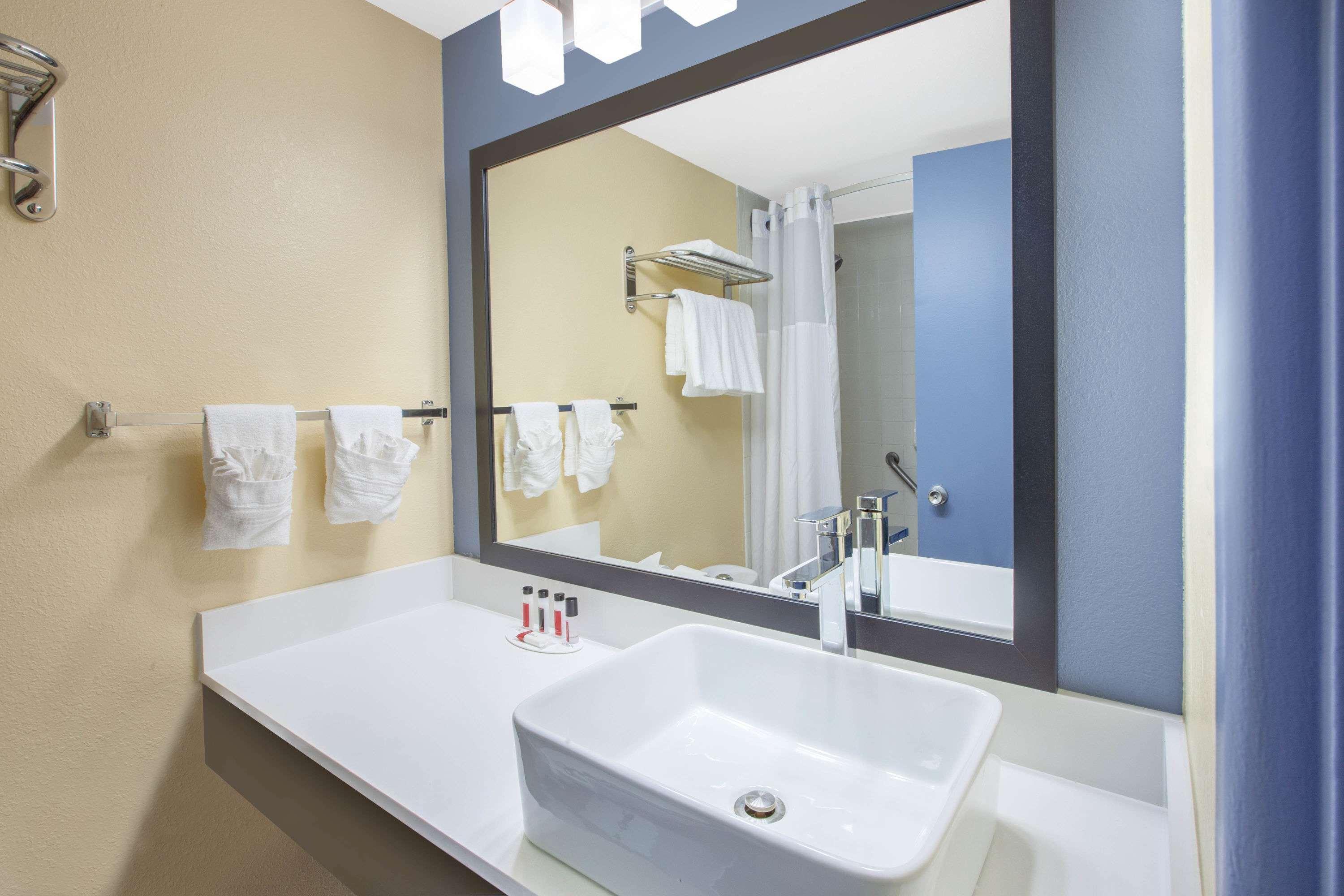 Days Inn & Suites By Wyndham Grand Rapids Near Downtown ไวโอมิง ภายนอก รูปภาพ