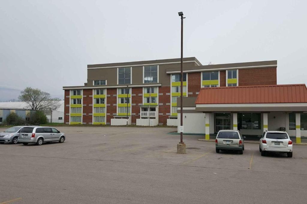 Days Inn & Suites By Wyndham Grand Rapids Near Downtown ไวโอมิง ภายนอก รูปภาพ