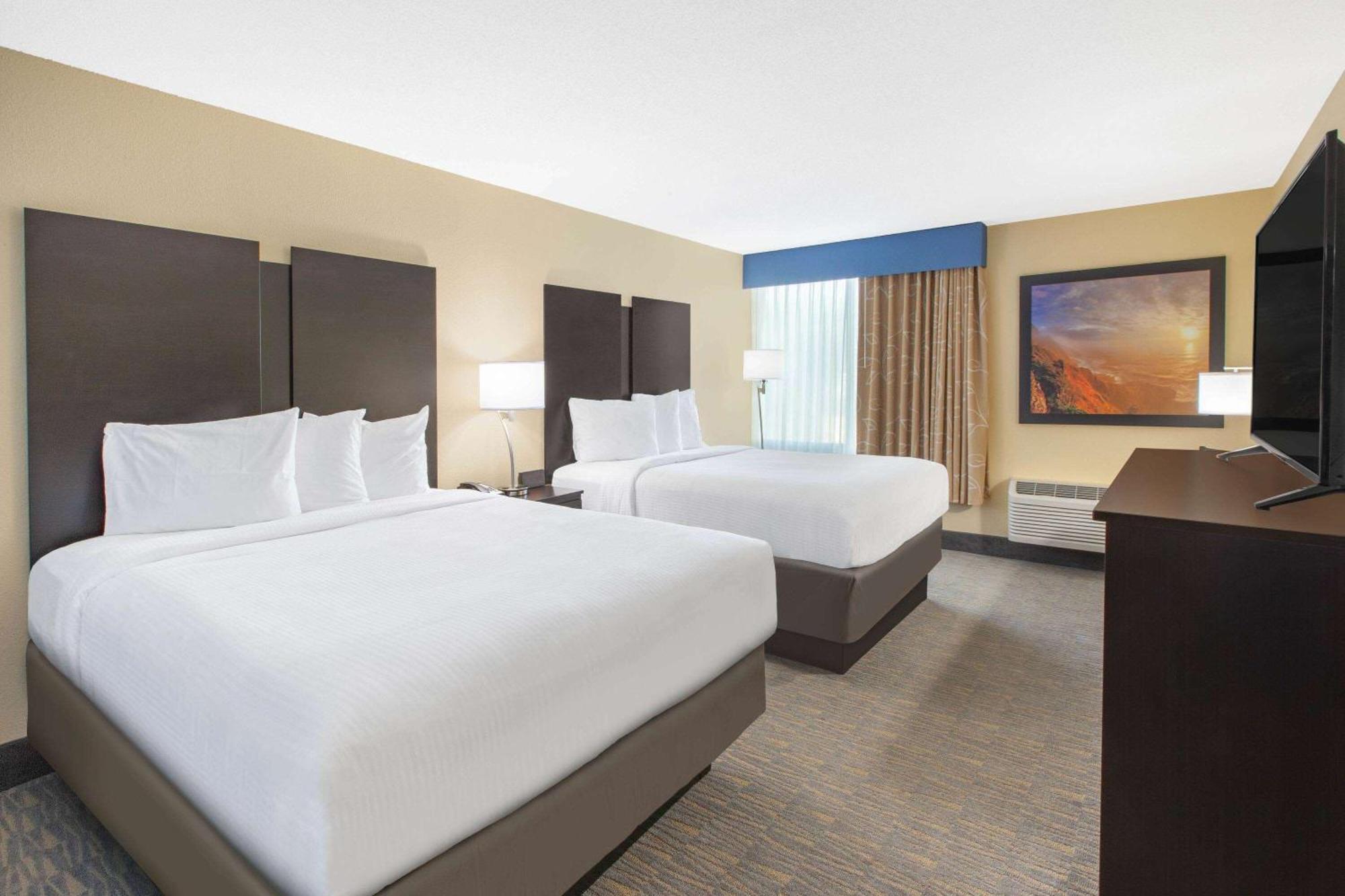 Days Inn & Suites By Wyndham Grand Rapids Near Downtown ไวโอมิง ภายนอก รูปภาพ